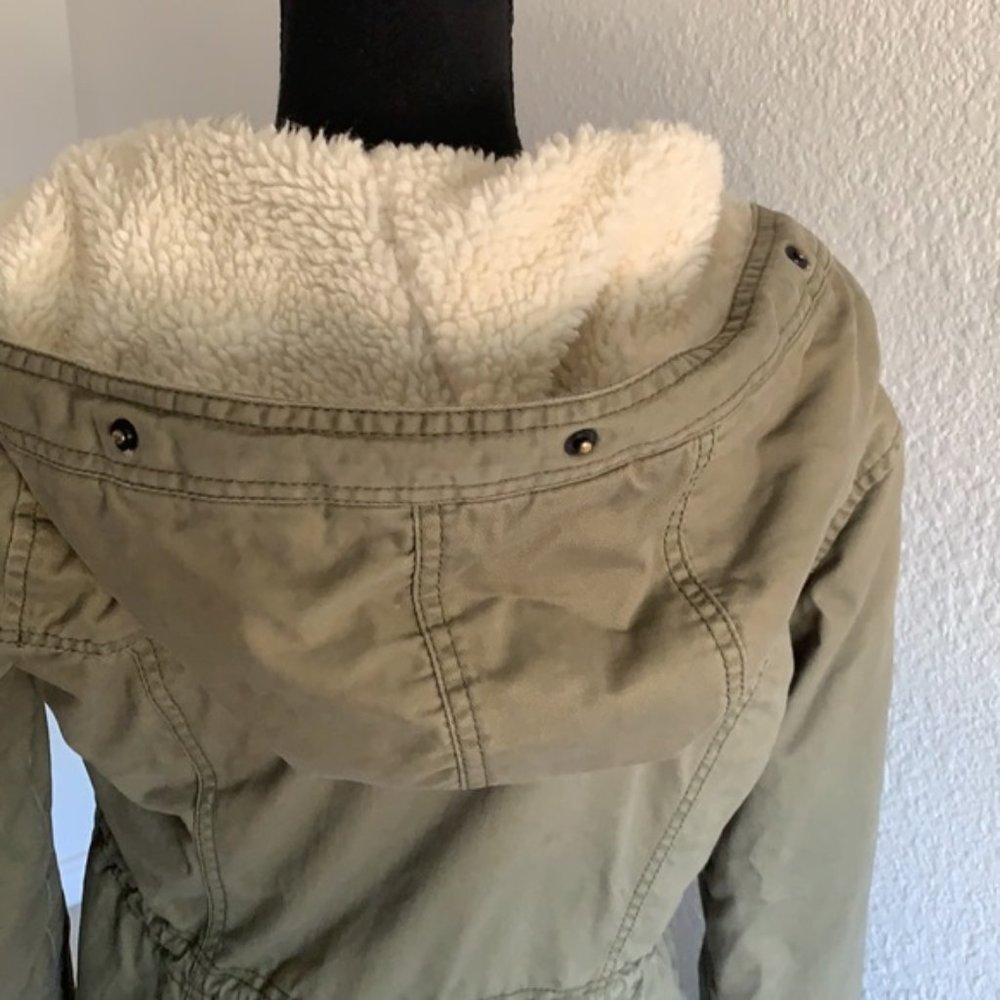 HOLLISTER ARMY GREEN SHERPA LINED PARKA